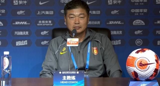 卓别林请我出演《香港女伯爵》的时候已经将近77岁了，他请我在影片中扮演一位名叫奥格登·米尔斯的外交官。